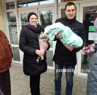 Қыздар құрбысының қалай ұрсып жатқанын көреді Шашты Хачи порно