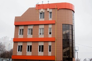 Вход в клинику