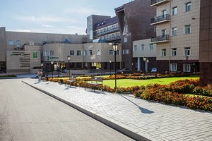 Вход во 2 корпус клиники