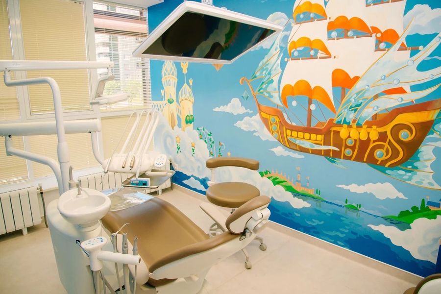 Atis Faber Kids Екатеринбург. Атис Фабер стоматология фото. Как разрисовать кабинет детского зубного.