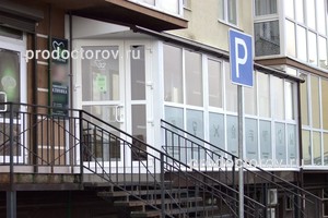 Вход в клинику