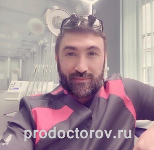 Фотография с изображением руководителя