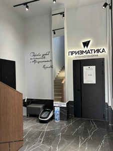 Вестибюль перед входом в клинику Вестибюль перед входом в клинику
