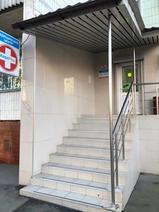 Вход в клинику