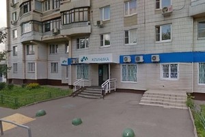 Вход в клинику