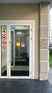 Вход в клинику