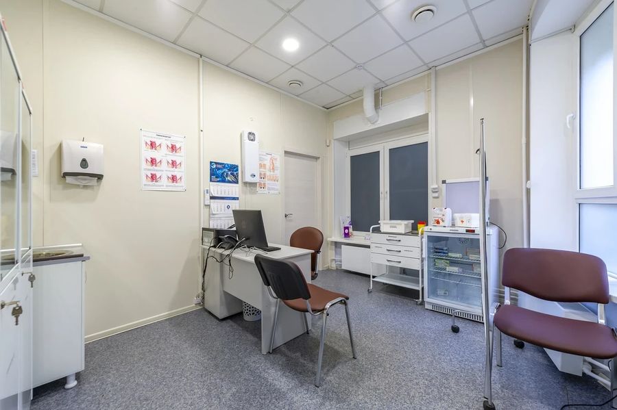 Конфликт между медбратом и посетителем поликлиники в Астане попал на видео