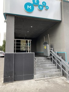 Вход в клинику