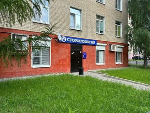 Вход с торца здания