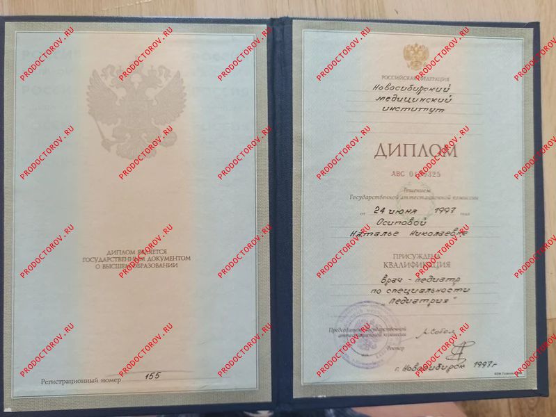 Жылы ақ халат киген жас қыздың мысықты сипап тұрған үй фотосы