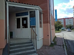 Вход в клинику