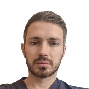 Қоғамдық орындарда ашық киім киген қыздардың суреттері