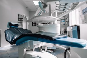 кресло в кабинете