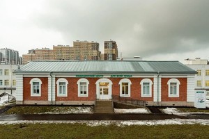 Вход в клинику