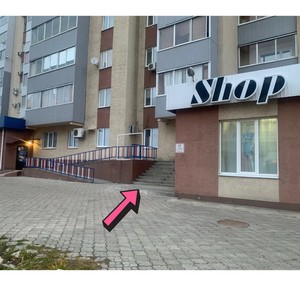 Вход в клинику