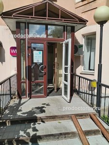 Вход в клинику